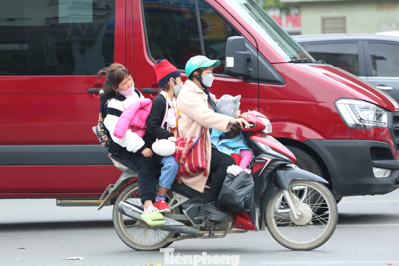 Có trường hợp người lớn còn chở theo cả trẻ em nhưng cũng không đội mũ bảo hiểm. Điều này không chỉ đe dọa đến tính mạng người tham gia giao thông, mà còn gây bức xúc với những người chấp hành đúng các quy định về an toàn giao thông. Có trường hợp người lớn còn chở theo cả trẻ em nhưng cũng không đội mũ bảo hiểm. Điều này không chỉ đe dọa đến tính mạng người tham gia giao thông, mà còn gây bức xúc với những người chấp hành đúng các quy định về an toàn giao thông.