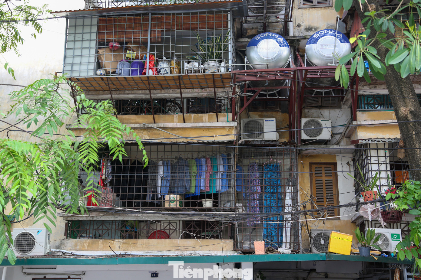 Người dân sinh sống tại các khu tập thể cũ cho biết: "Vì lý do đảm bảo an ninh nên các hộ dân đều gia cố rào sắt kiểu "chuồng cọp" như thế này. Một số hộ cũng đã cố gắng thiết kế bổ sung các lối thoát hiểm nhưng vẫn khá lo lắng nếu xảy ra bất kỳ sự cố cháy nổ nào ngoài ý muốn".