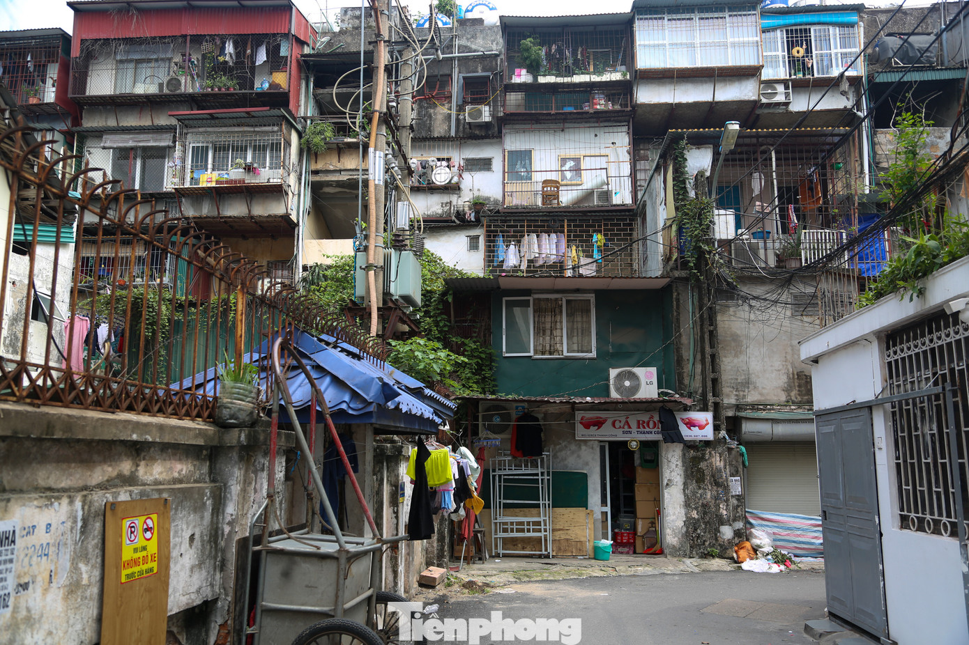 Chính những căn nhà được gia cố "chuồng cọp" bủa vây kín mít như này sẽ khiến lực lượng chức năng gặp khó khăn trong quá trình chữa cháy nếu có hoả hoạn xảy ra.