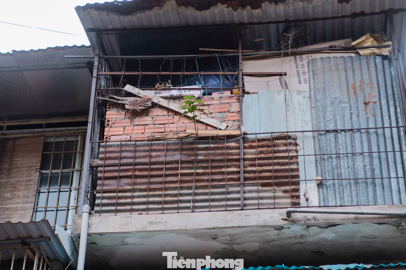 Một số căn nhà nhà ngoài lắp đặt khung sắt cố định còn được cơi nới xây gạch gần như bịt kín...