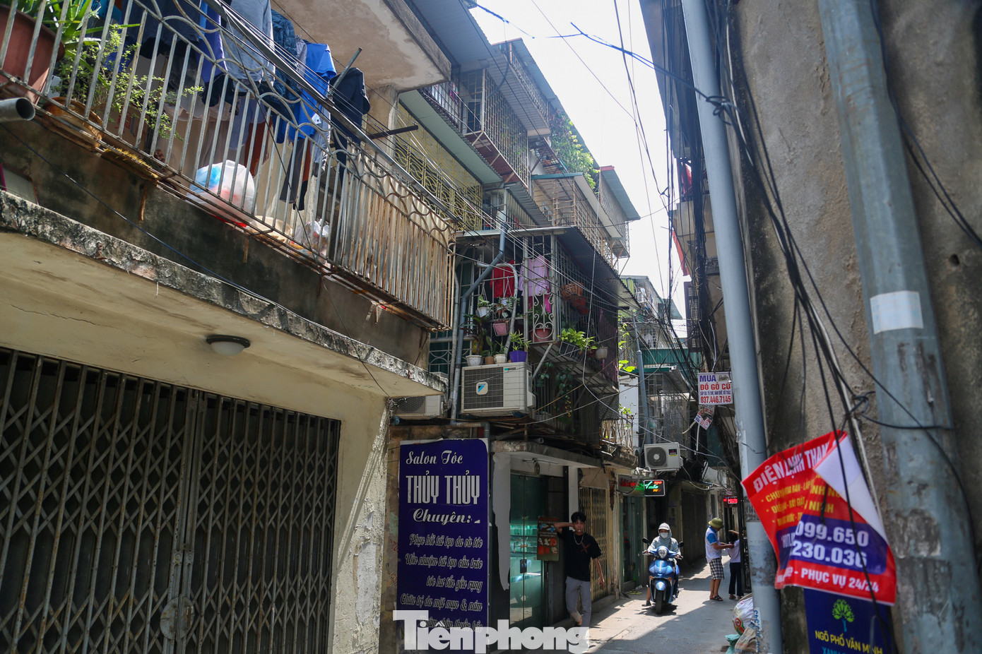 Tại khu tập thể Thành Công, tình trạng các căn hộ cũng bị bít kín bởi các "chuồng cọp" kiên cố như thế này.