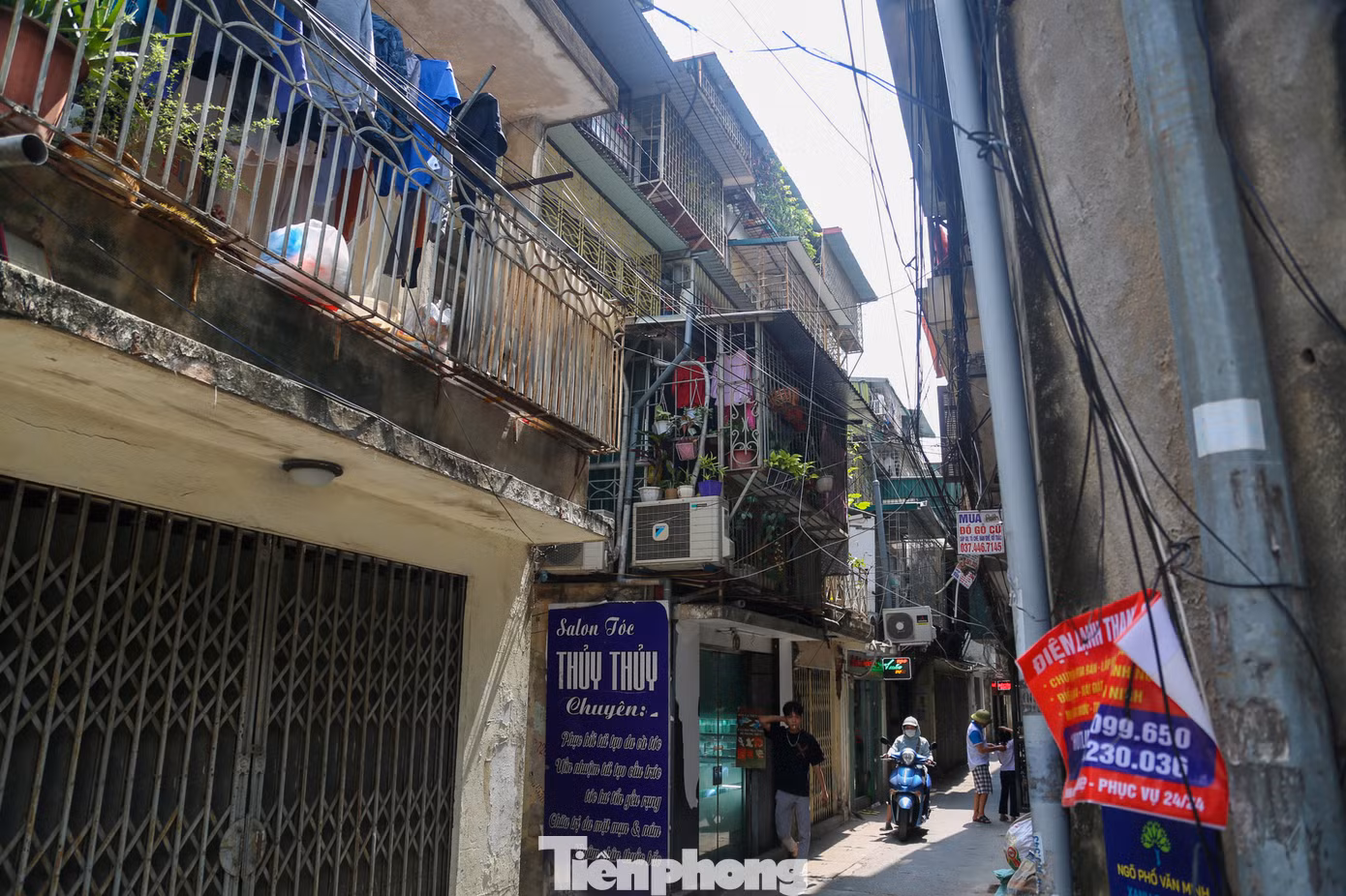 Tại khu tập thể Thành Công, tình trạng các căn hộ cũng bị bít kín bởi các "chuồng cọp" kiên cố như thế này.