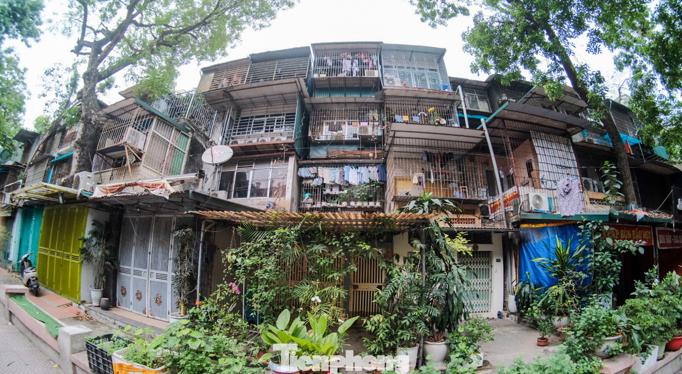 Khu tập thể B9 Kim Liên (quận Đống Đa, Hà Nội) chằng chịt các "chuồng cọp" được cơi nới kiên cố, gây mất an toàn khi xảy ra cháy nổ.