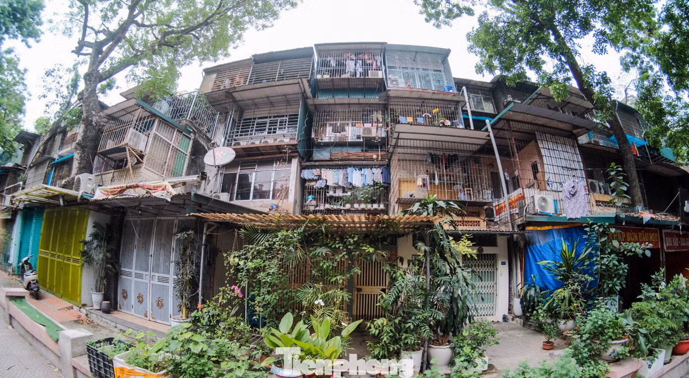 Khu tập thể B9 Kim Liên (quận Đống Đa, Hà Nội) chằng chịt các "chuồng cọp" được cơi nới kiên cố, gây mất an toàn khi xảy ra cháy nổ.