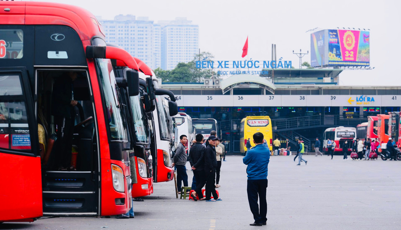 Tại bến xe Nước ngầm thời điểm 15h30, lượng khách cũng đã hạ nhiệt, không còn cảnh chen chúc, đông đúc.