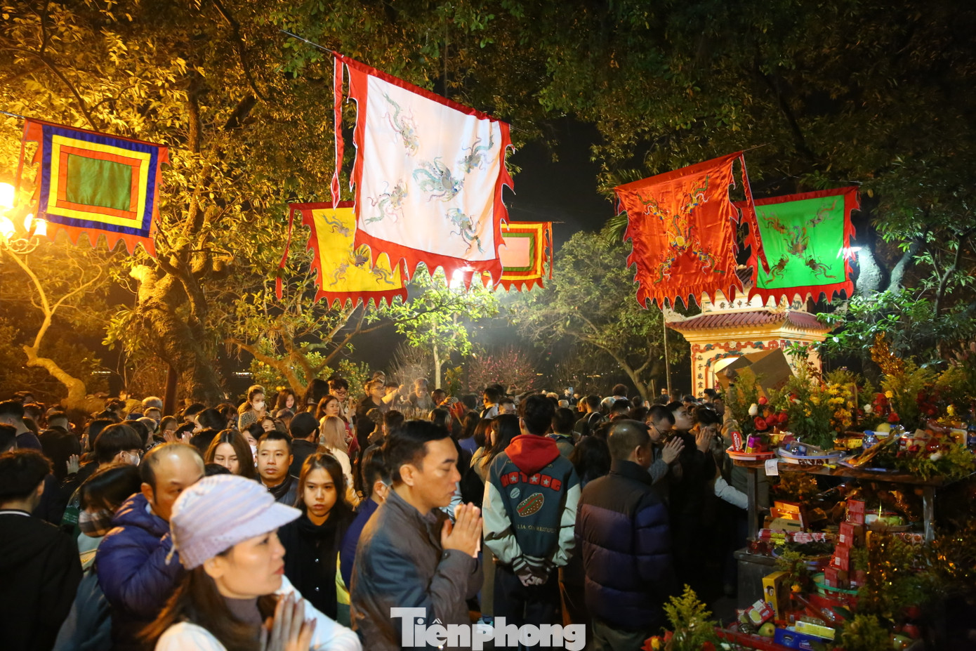 Ghi nhận của PV bên trong phủ Tây Hồ lúc 1h sáng mùng Một Tết Nguyên đán.