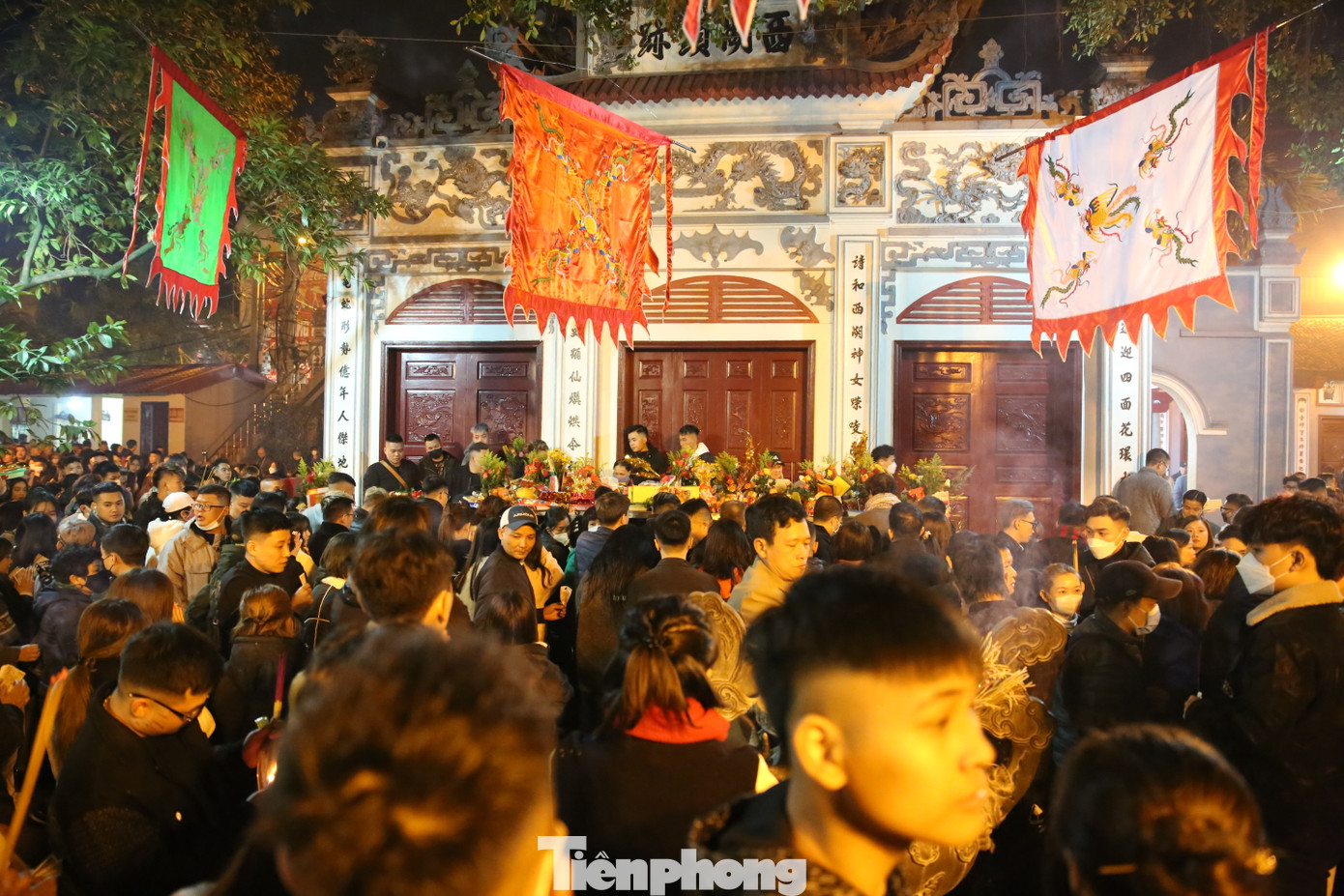 2h sáng, "biển người" vẫn tiếp tục đổ về phủ Tây Hồ.