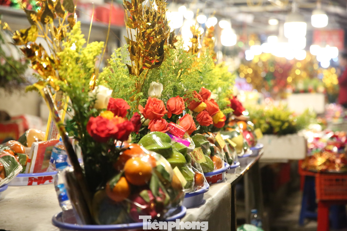 Những mâm lễ được người dân nhất tâm chuẩn bị với mong muốn bình an, tài lộc trong năm mới.