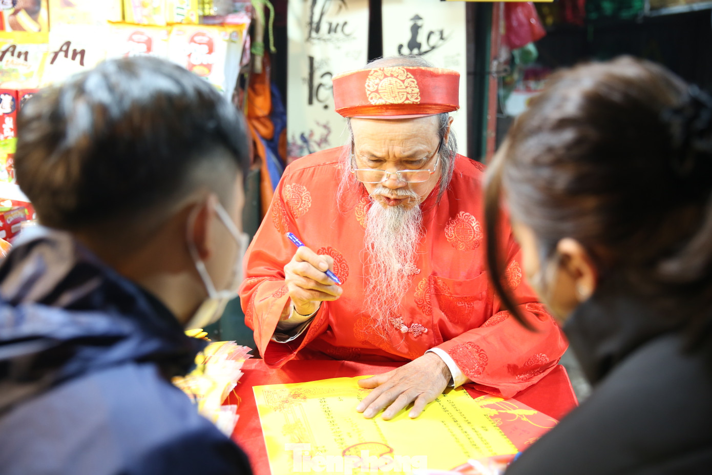 Các quầy viết sớ bên ngoài phủ Tây Hồ tấp nập đón khách.