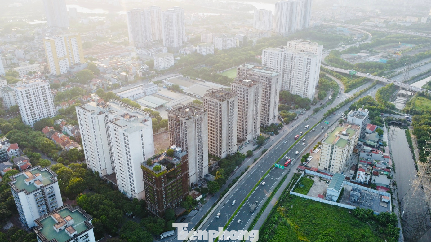 Dự án nhà ở sinh viên cụm trường tại khu đô thị mới Pháp Vân - Tứ Hiệp (thuộc quận Hoàng Mai) có tổng mức đầu tư là 1.900 tỉ đồng bằng vốn ngân sách. Dù được khởi công từ năm 2009, nhưng đến hiện nay chỉ có 2 khối nhà đang hoạt động, 4 khối nhà khác bị bỏ hoang.