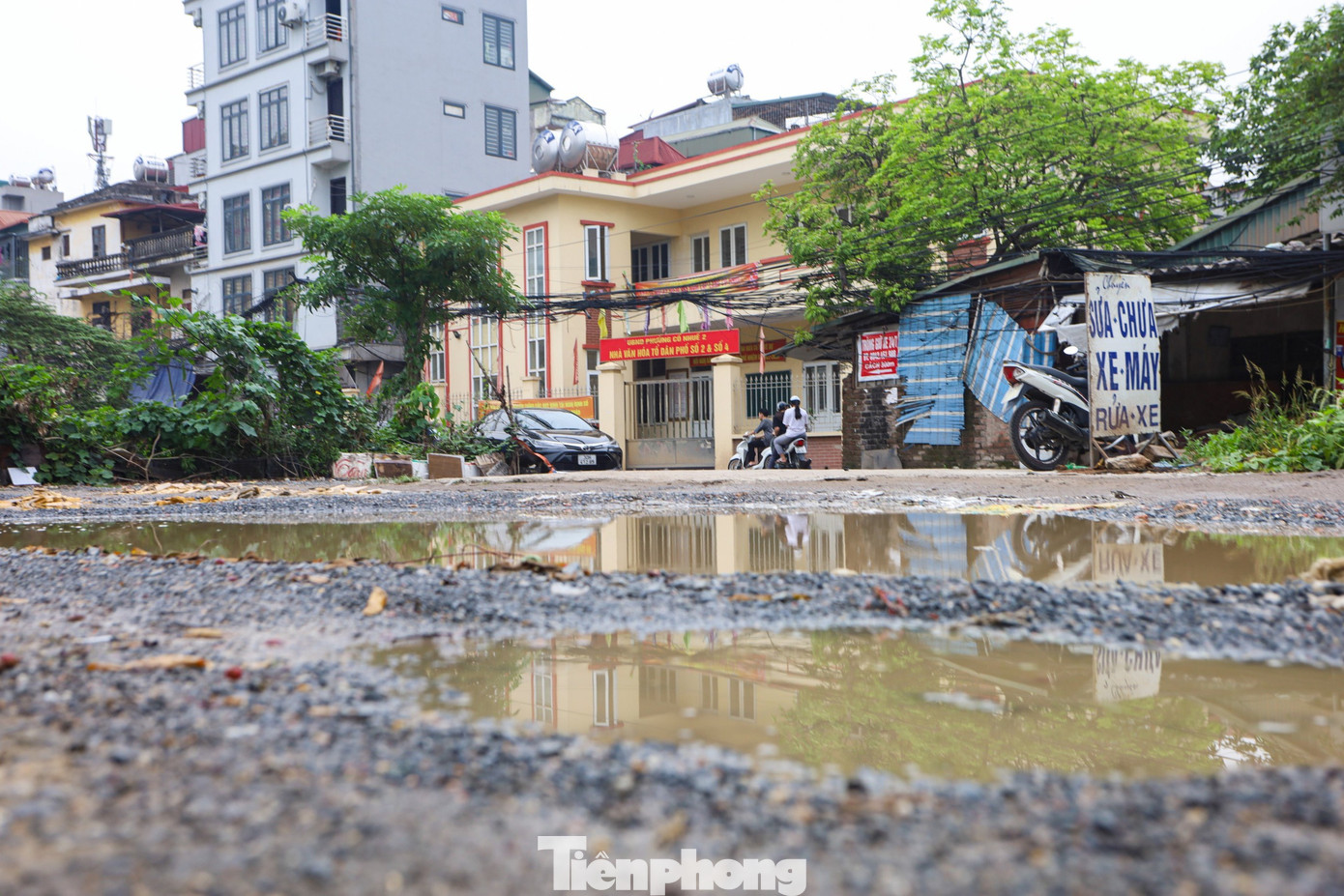 Người dân ở đây từ lâu đã phải quen với cảnh vật lộn cùng bùn đất, mòn mỏi chờ đến ngày con đường được cải tạo sửa chữa.