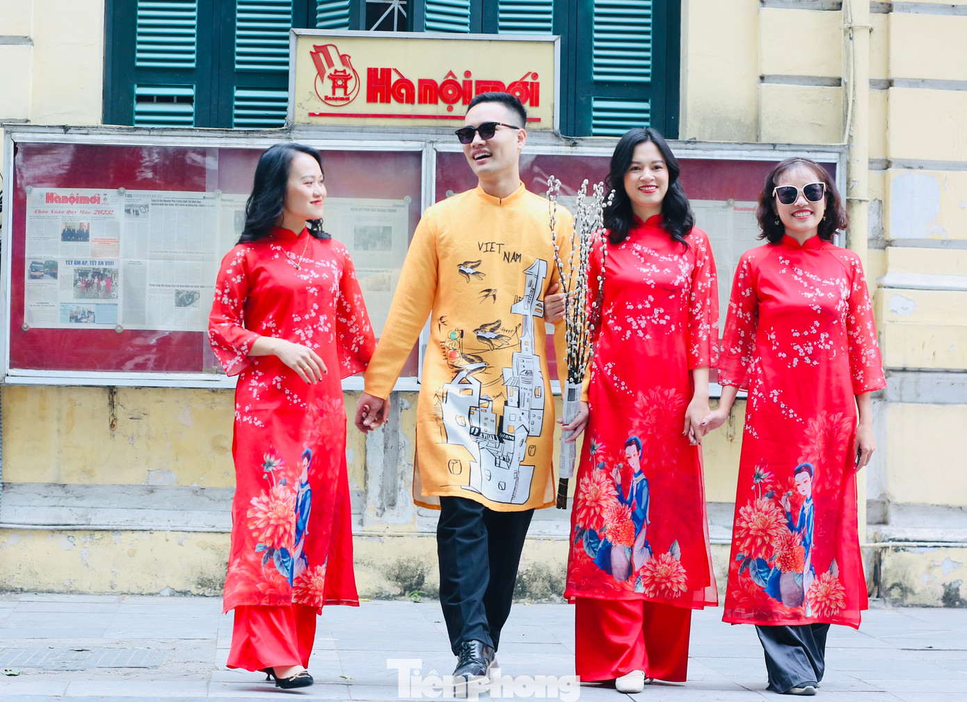 Trong không khí nhộn nhịp của những ngày cuối năm, trên đường phố Thủ đô không khó để bắt gặp hình ảnh nhiều người diện áo dài xúng xính xuống phố chụp ảnh lưu niệm.