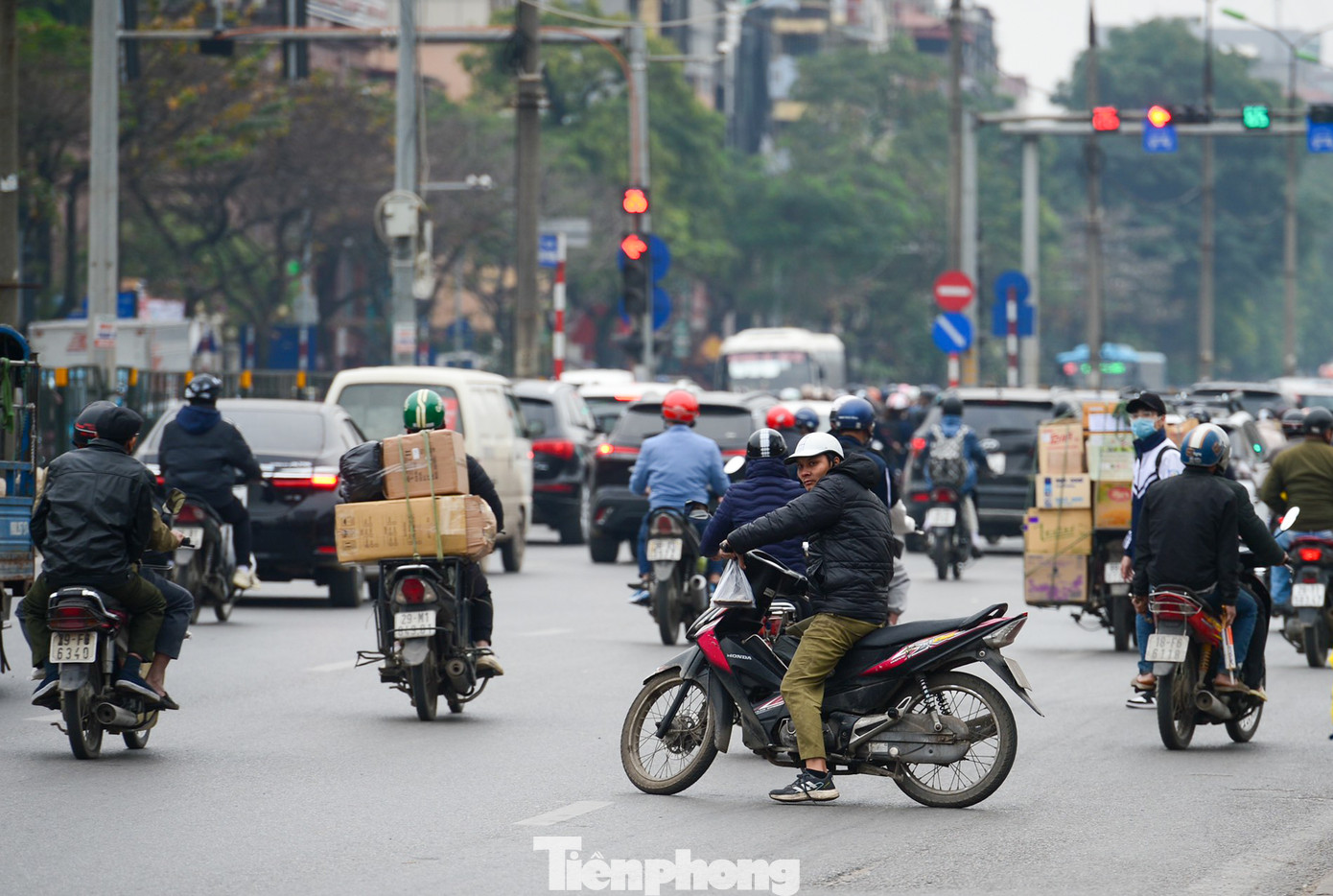 Chỉ trong khoảng một giờ, PV Tiền Phong đã chứng kiến hàng trăm trường hợp vi phạm.