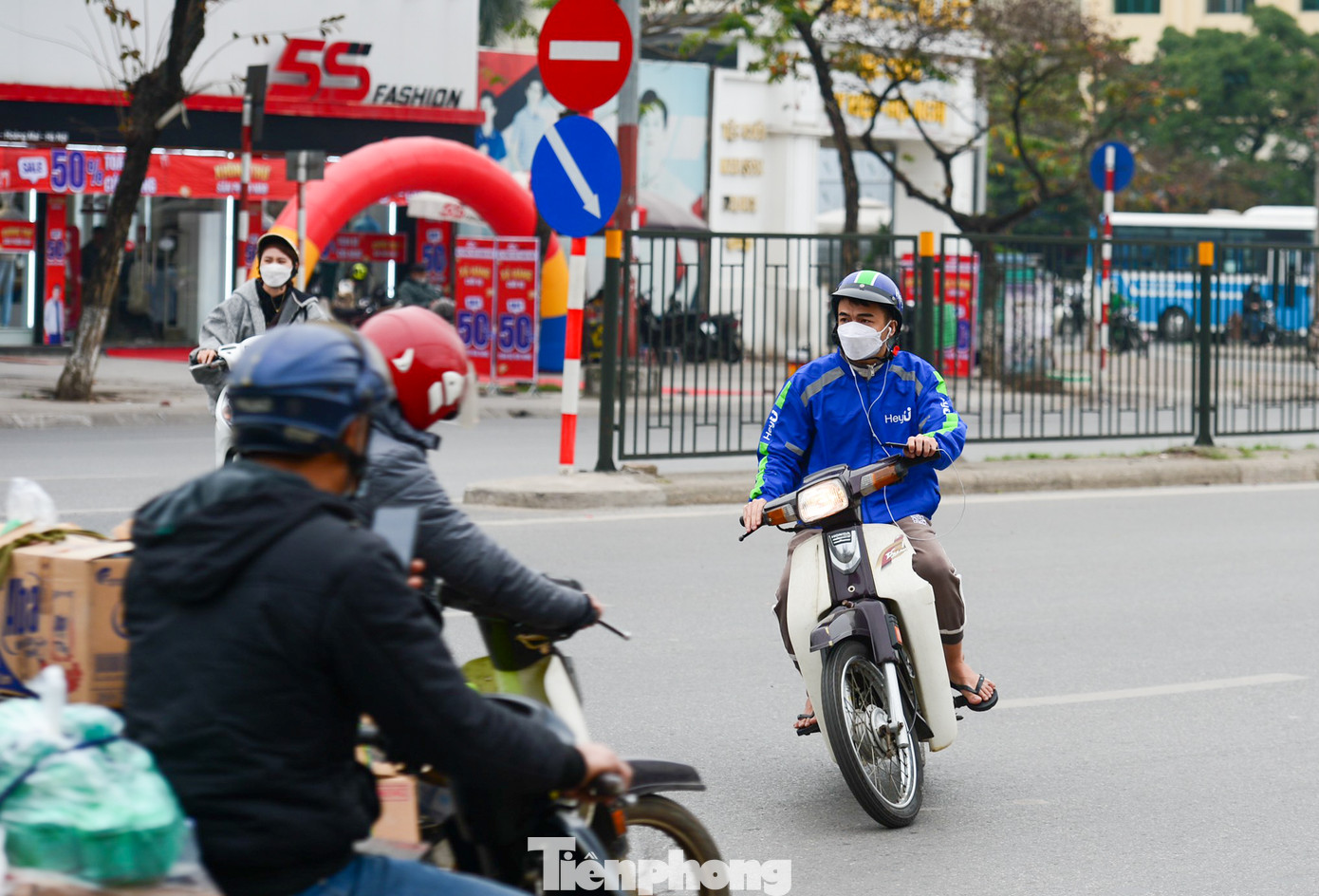 Những lái xe thường xuyên đi lại qua trục đường này đều chủ động giảm tốc độ vì đã quen “cảnh” tránh phương tiện xe máy đi ngược chiều cắt ngang đầu xe như thế này.