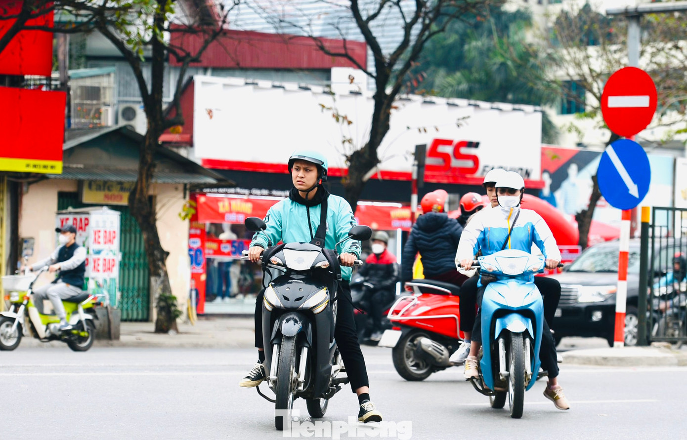 Ngay khi vắng bóng lực lượng chức năng, tình trạng người đi xe máy luồn lách đi ngược chiều, bất chấp luật lệ lại diễn ra.