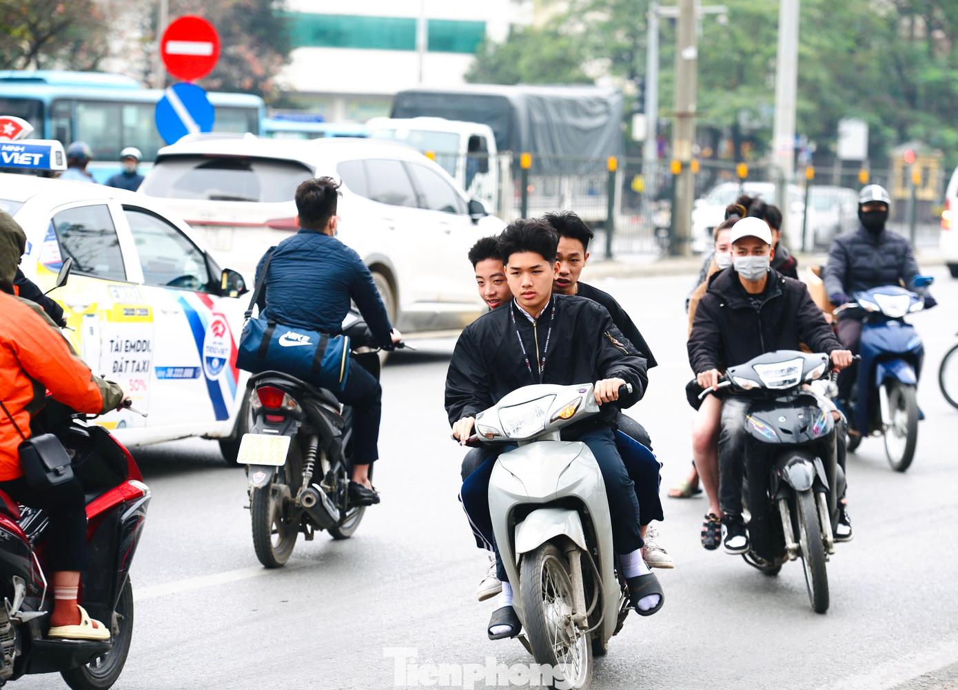 Từ khi nút giao được tổ chức lại giao thông, khu vực này thường xuyên xảy ra tình trạng các phương tiện ngang nhiên nối đuôi nhau, đi ngược chiều để vào phố Định Công. Nhiều lái xe không mũ bảo hiểm, ngang nhiên đi ngược chiều.