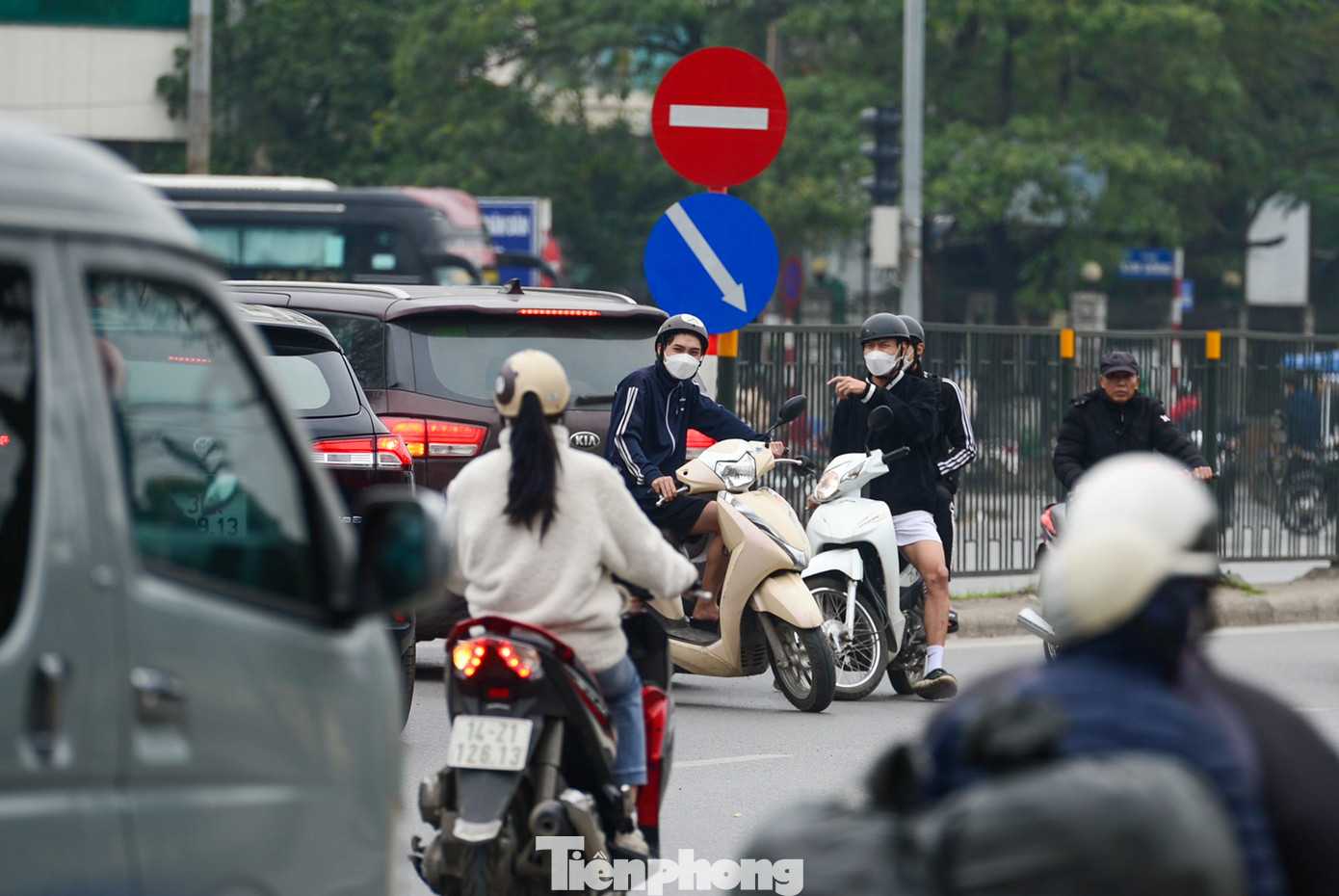 Vừa qua, Sở GTVT TP Hà Nội tiến hành tổ chức lại giao thông khu vực nút giao Giải Phóng - Kim Đồng để phục vụ thi công hầm chui nút Kim Đồng - Giải Phóng. Theo đó, các phương tiện khi di chuyển từ nút Giải Phóng - Kim Đồng, phố Kim Đồng vào phố Định Công phải tiếp tục di chuyển trên phố Giải Phóng khoảng 300m đến điểm mở dải phân cách rồi quay đầu xe tiếp tục lộ trình.