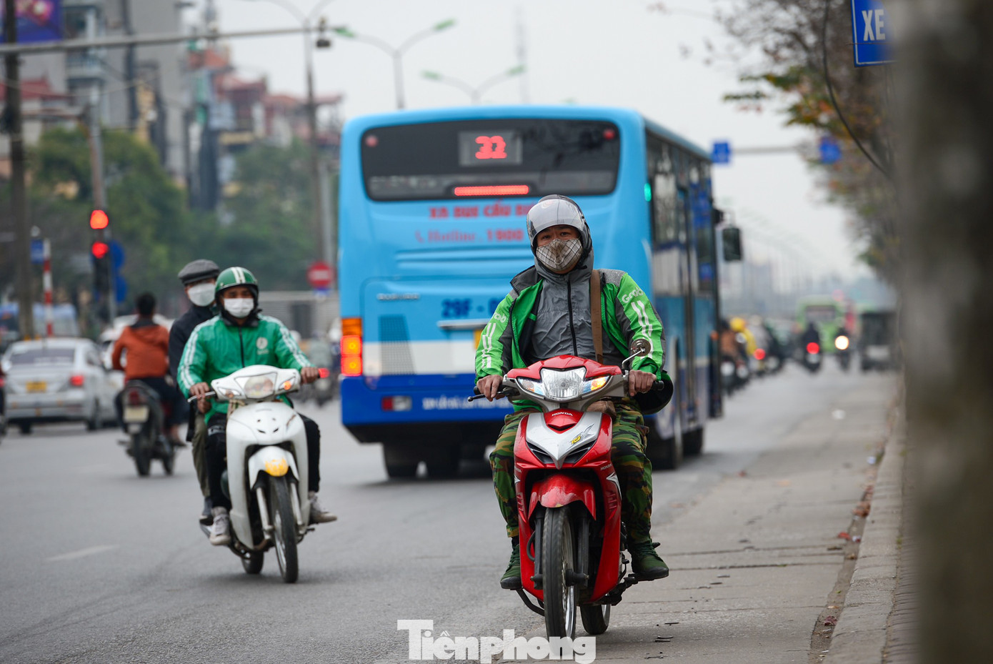 Trước thực trạng trên, lực lượng CSGT đội 14 (Công an TP Hà Nội) đã thường xuyên ra quân, chốt chặn để xử lý các trường hợp vi phạm. Tuy nhiên ngay khi vắng bóng lực lượng chức năng, các phương tiện lại tái diễn vi phạm.