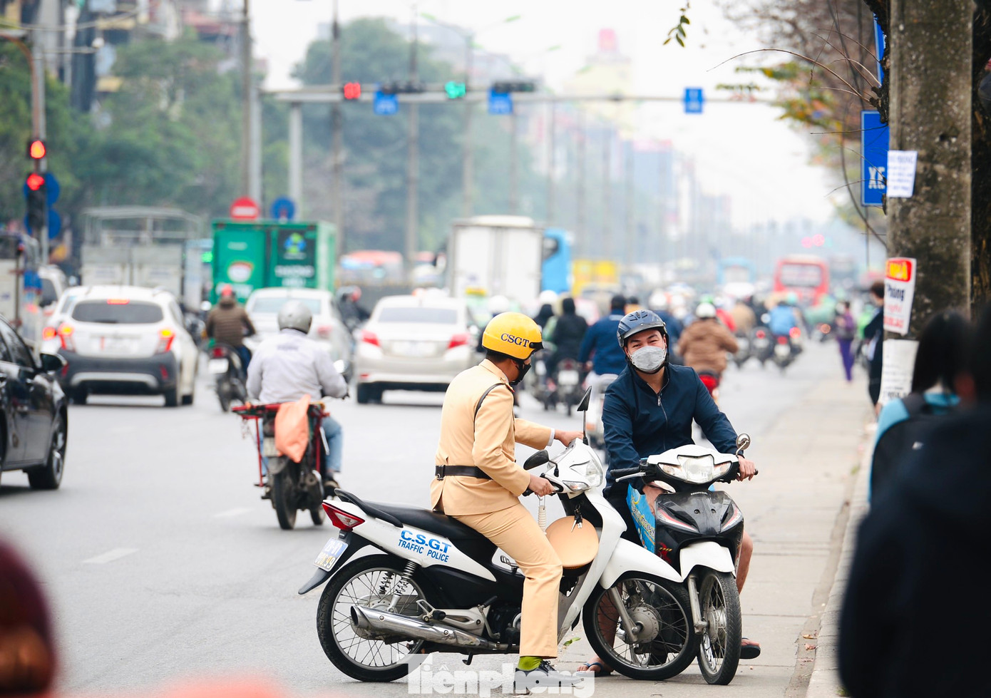 Các phương tiện đi ngược chiều trên đường Giải Phóng bị lực lượng chức năng chốt chặn, nhắc nhở và xử lý.