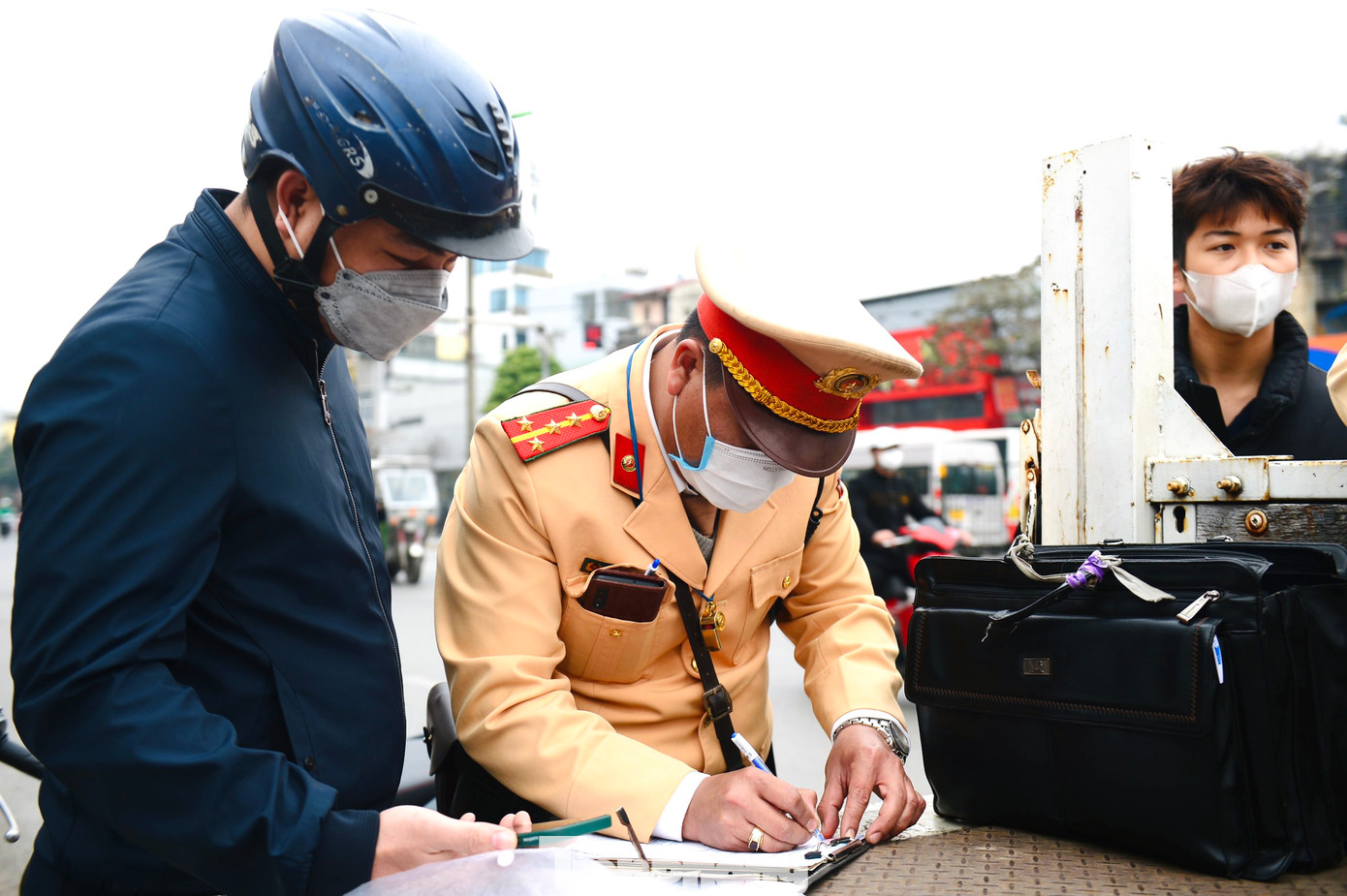 "Do ý thức người dân rất kém nên ngay sau khi vắng bóng lực lượng chức năng, tình trạng các phương tiện đi ngược chiều tại khu vực này lại tiếp tục diễn ra. Trong thời gian tới, chúng tôi sẽ tiếp tục duy trì kiểm tra xử lý", Đại tá Hùng cho biết thêm.