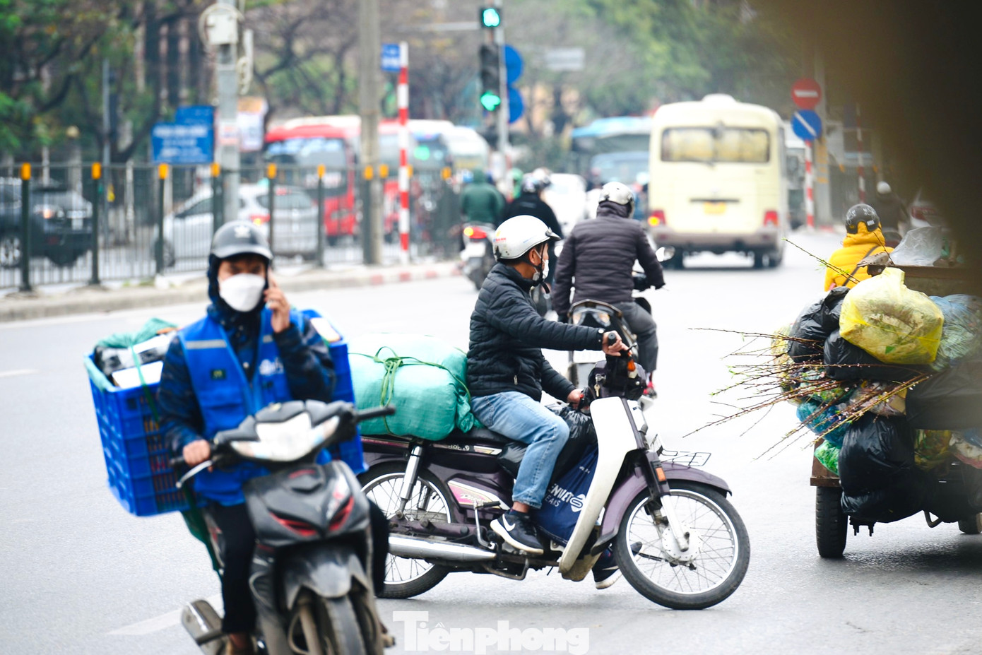 Ngay khi thấy bóng dáng của lực lượng chức năng, nhiều người đi ngược chiều hốt hoảng quay đầu bỏ chạy.