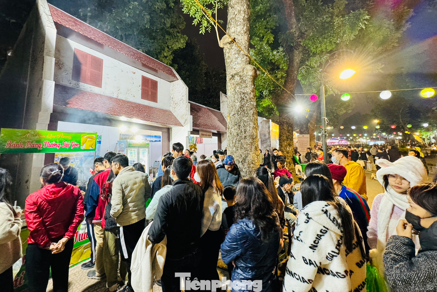 Đa dạng các món ăn và các sản phẩm tiêu biểu làng nghề truyền thống của Hà Nội được đưa vào không gian văn hóa ẩm thực. Đặc sắc nhất phải kể đến cốm Mễ Trì, miến làng So, chè lam Thạch Xá, rượu làng Ngâu, cháo gõ Quảng Phú Cầu, bánh cuốn Hòa Nam…