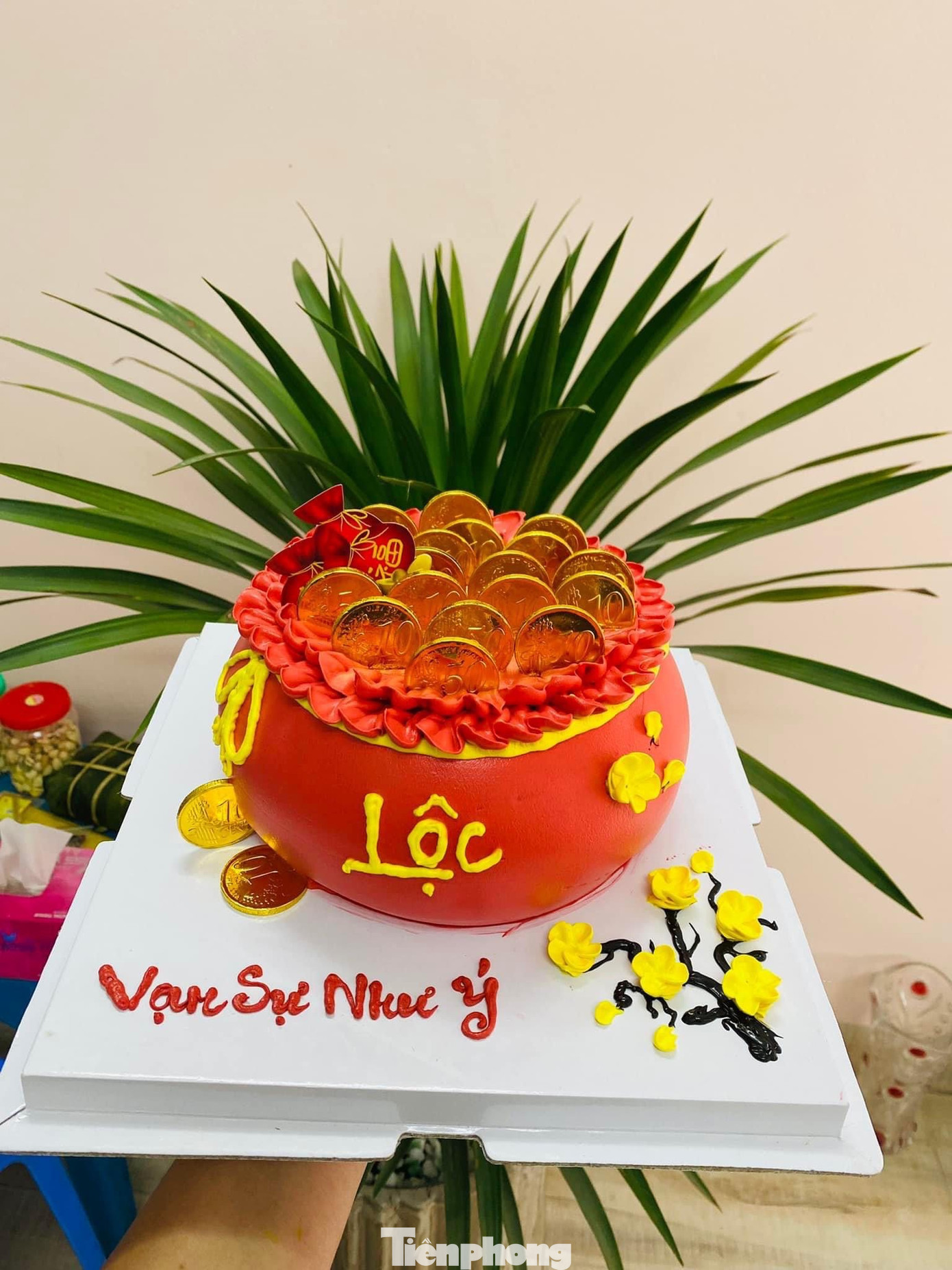 Năm nay, những bánh kem hình hũ vàng in chữ &quot;Tài Lộc&quot; với mong muốn bắt đầu một năm mới ngọt ngào, đủ đầy, may mắn, đã gây &quot;sốt&quot; với nhiều bạn trẻ.