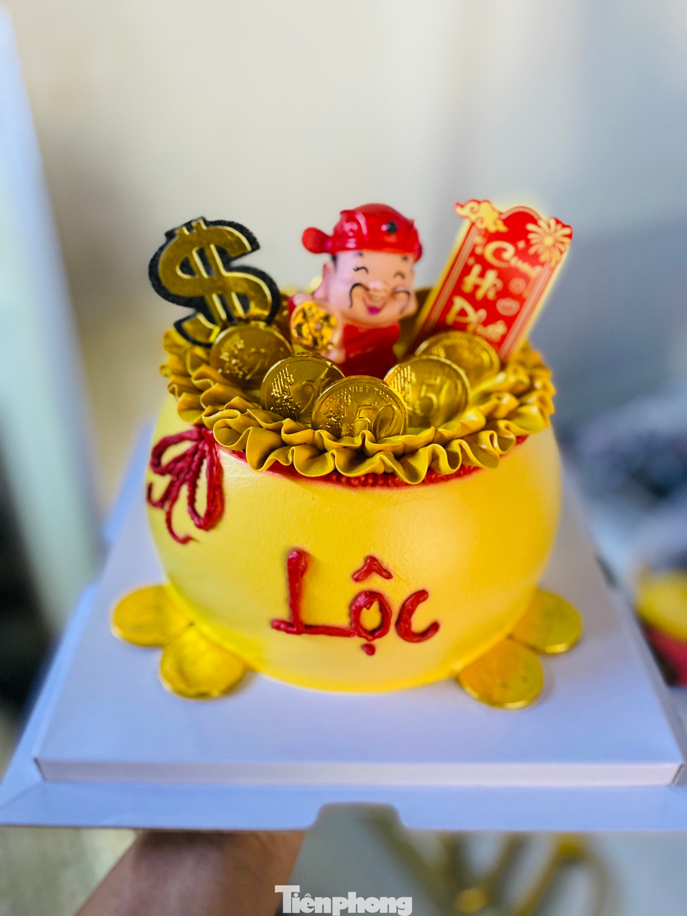 Những mẫu bánh kem &quot;Tài - Lộc&quot; chúc mừng năm mới đang được khá nhiều bạn trẻ săn đón dịp này.