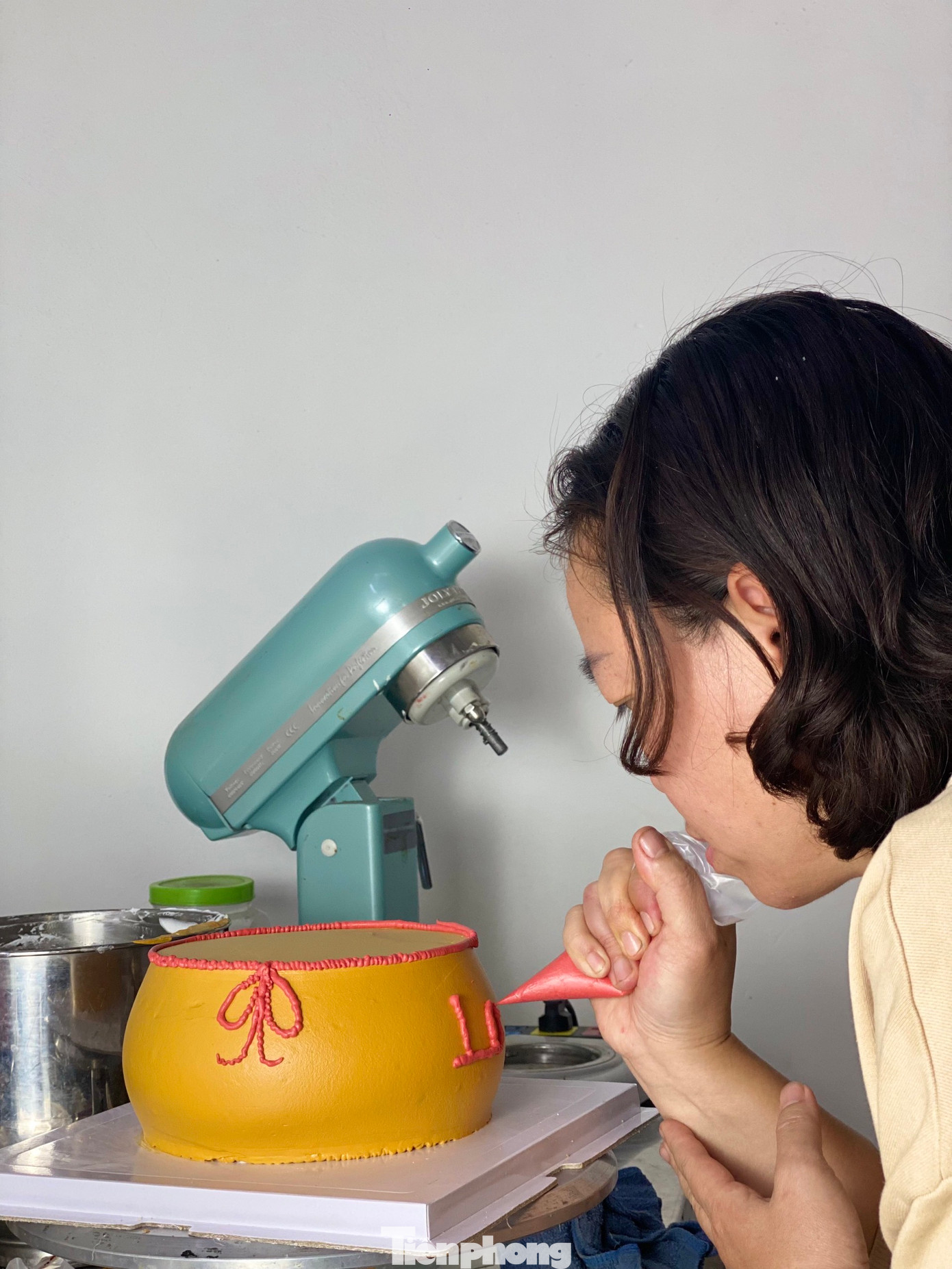 Tùy thuộc vào tay nghề và sự sáng tạo của từng người thợ làm bánh mà những sản phẩm bánh hình hũ vàng cũng phong phú, đa dạng không kém.