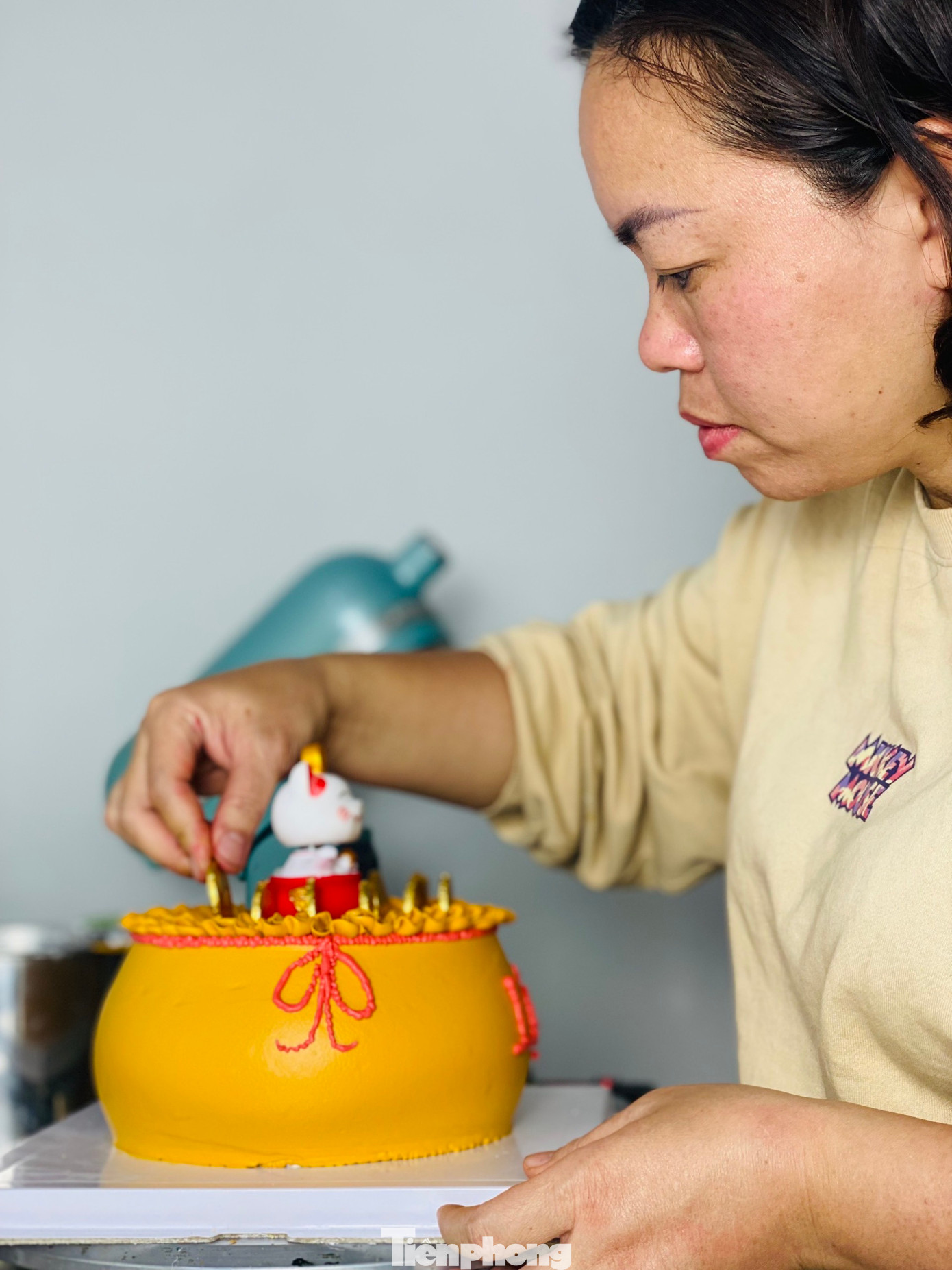 Chị Hường Nguyễn ở Đại Mỗ, quận Nam Từ Liêm chia sẻ: &quot;Để tạo ra những chiếc bánh kem ấn tượng này, đòi hỏi sự tỉ mẩn, khéo léo của người thợ làm bánh. Bên ngoài thiết kế bánh giống hũ đựng vàng, cột nơ đỏ, ghi chữ &quot;Tài Lộc&quot;. Bên trong vẫn là hương vị đậm đà, thơm ngon của chiếc bánh kem truyền thống&quot;.