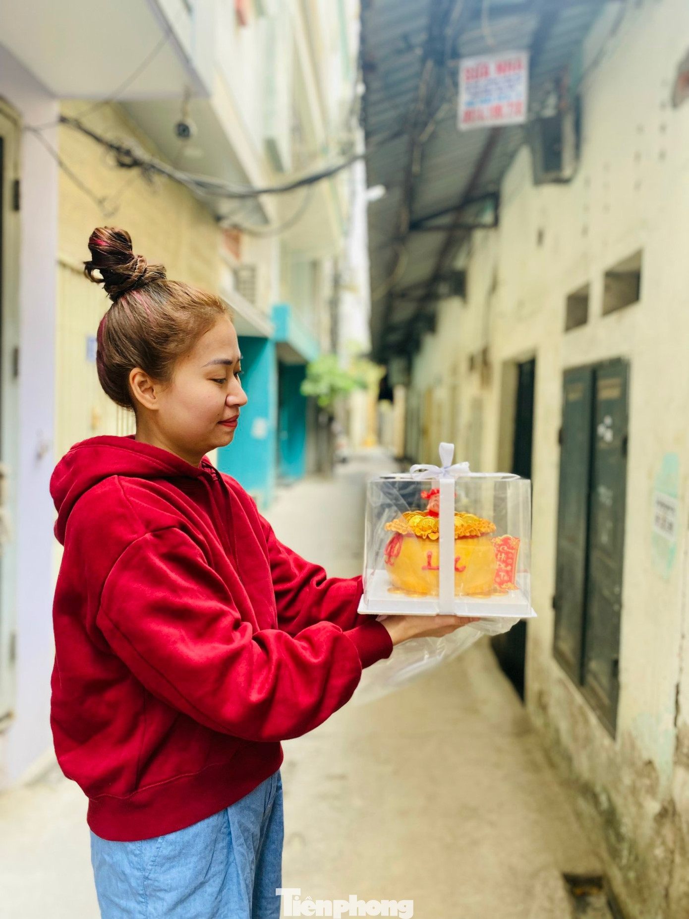 Chị Hiền ở phố Hoa Bằng, Cầu Giấy chia sẻ: &quot;Tôi đặt bánh kem ghi hình chữ &quot;Lộc&quot; thắp hương cúng giao thừa với mong muốn 1 năm mới may mắn, hạnh phúc cho cả gia đình&quot;.