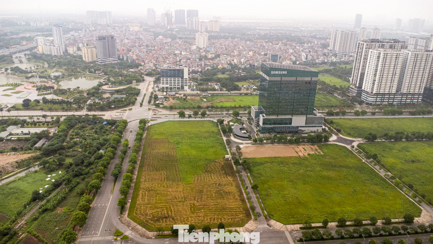 Cơ sở hạ tầng đường sá giao thông của khu Tây Hồ Tây rất thuận lợi, tiếp giáp đường Võ Chí Công, đi qua vành đai 2,5 và gần đường vành đai 3 và trục Tây Thăng Long.