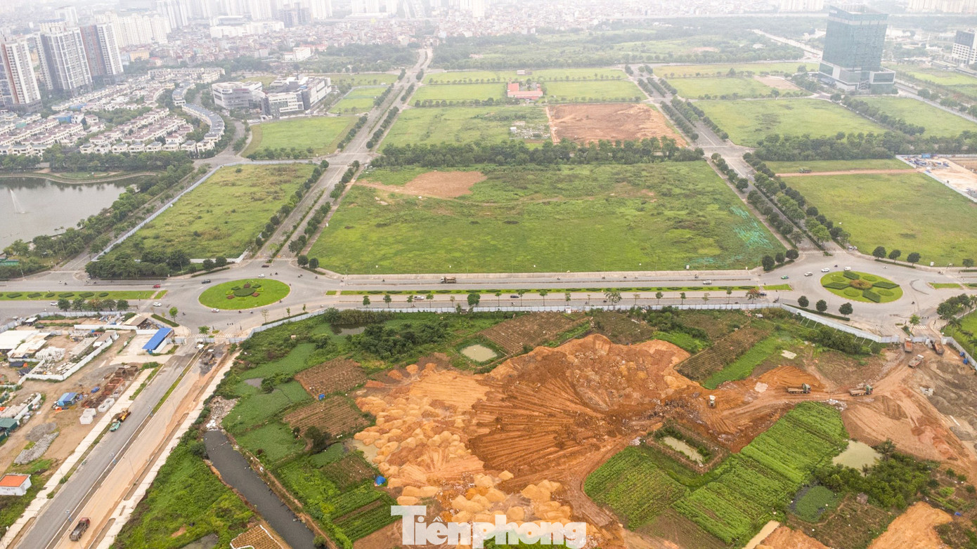 Các tuyến đường bao quanh khu đất cũng đang được triển khai xây dựng, hoàn thiện.