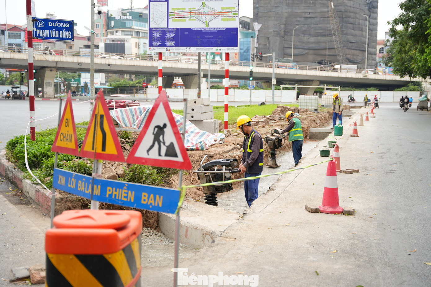 Hướng từ đường Xuân Thuỷ rẽ phải vào Phạm Văn Đồng (trước cửa Đại học Quốc gia Hà Nội), đơn vị thi công đã căng dây khoanh vùng khu vực dựng rào chắn và tiến hành thi công các hạng mục đầu tiên.