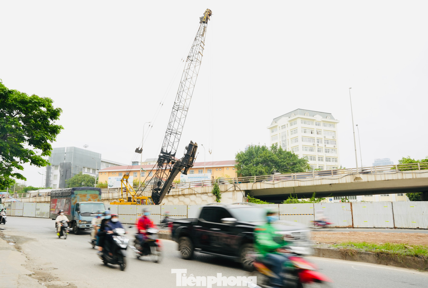 Tháng 4/2023, các công nhân bắt đầu dựng rào chắn và vận chuyển các thiết bị để phục vụ dự án xây cầu vượt thép song song với cầu vượt Mai Dịch.