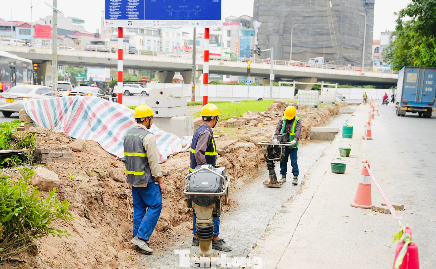 Ban Quản lý dự án Thăng Long cho biết, mỗi bên cầu vượt Mai Dịch hiện tại sẽ được xây dựng một đơn nguyên cầu đô thị rộng 7,75m gồm 1 làn xe cơ giới (3,5m) và 1 làn xe hỗn hợp (3m), còn lại là dải an toàn và bó vỉa.