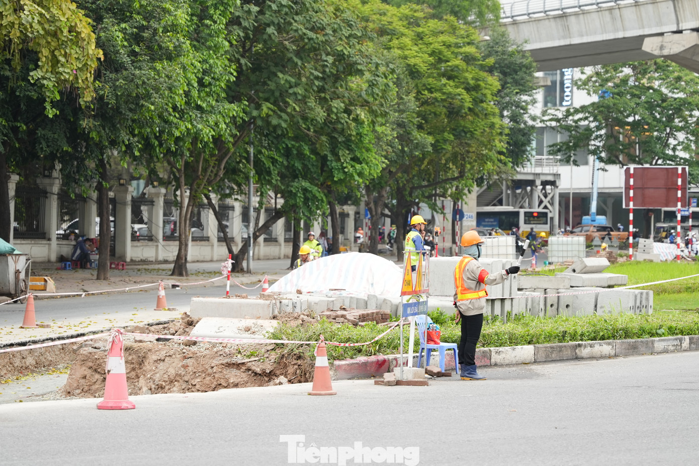 Nhà thầu sẽ căn cứ vào phương án của Sở để rào chắn phạm vi thi công cũng như phối hợp với các lực lượng chức năng để phân luồng, đảm bảo an toàn thi công và lưu thông của người dân trong thời gian triển khai dự án.