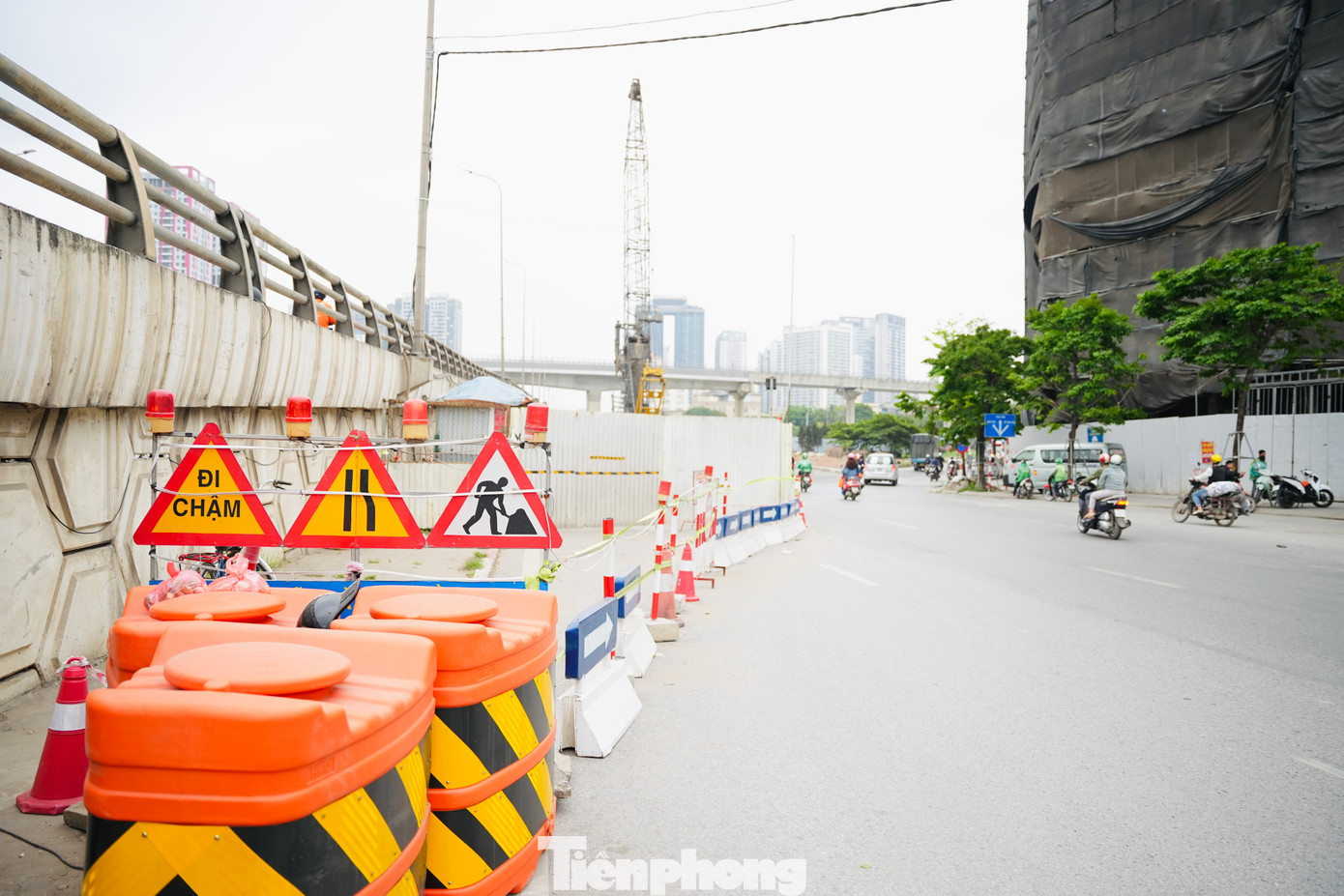 Tại trục đường Phạm Văn Đồng, hệ thống cảnh báo an toàn giao thông đã được lắp đặt tại công trường.