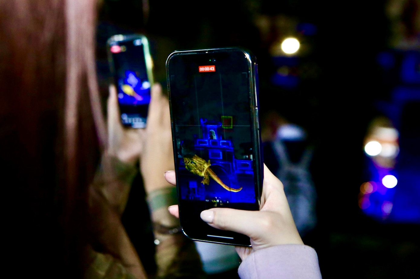 Lần đầu được trải nghiệm trình chiếu nghệ thuật ánh sáng tại cửa ngõ Ô Quan Chưởng, người dân đều rất phấn khởi, thích thú chiêm ngưỡng hình ảnh trình diễn visual 3D mapping. Nhiều bạn trẻ thích thú ghi lại những màn trình diễn 3D trong không gian cổ kính và kỳ ảo.