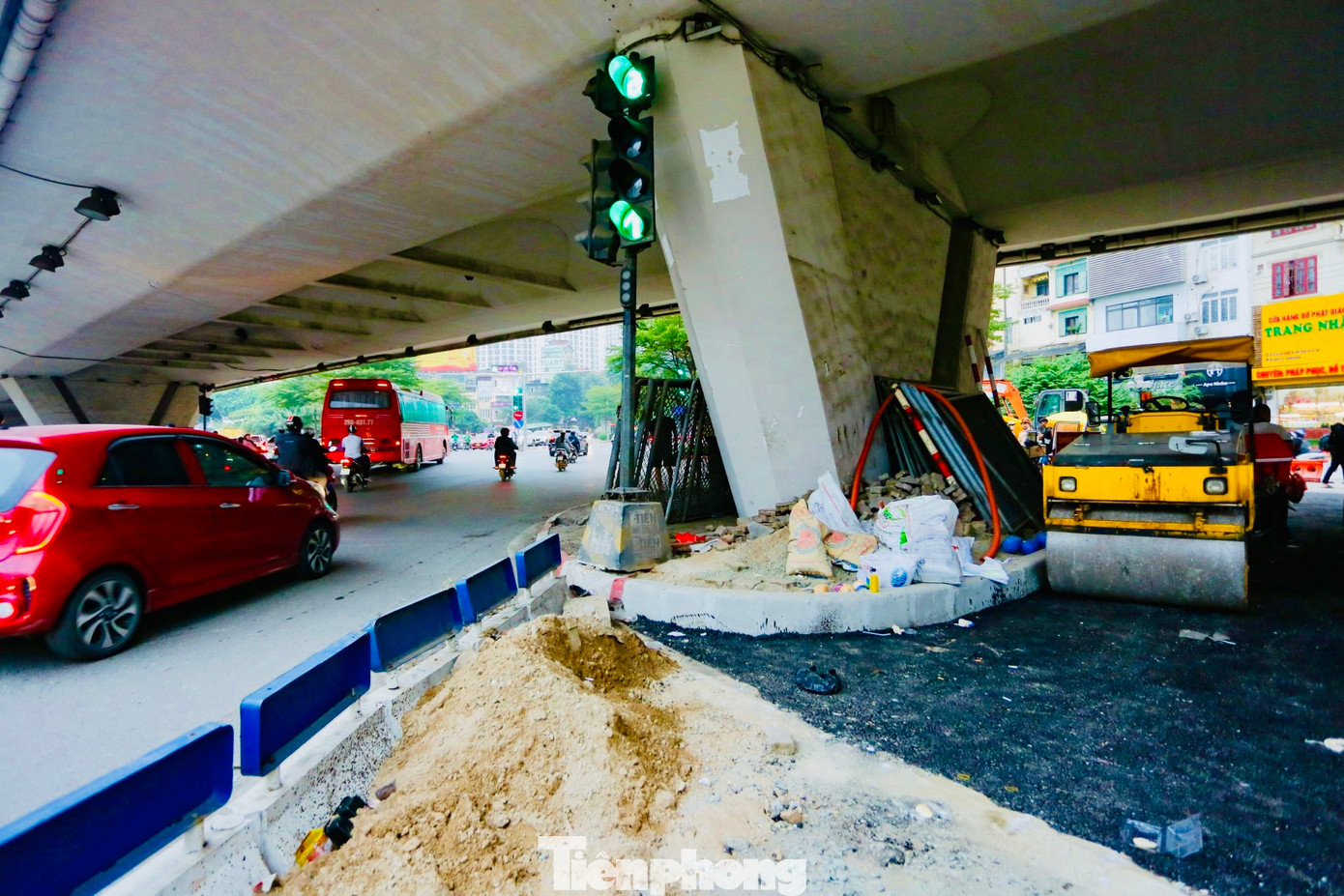 Đồng thời, di chuyển các cây xanh trên đảo dẫn hướng trong khu vực nút giao và một phần đảo cây xanh tại hướng rẽ Nguyễn Trãi ra đường Trường Chinh, đường Trường Chinh ra phía Tây Sơn.