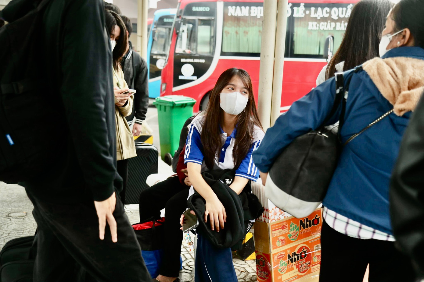 Nhiều người tranh thủ nghỉ ngơi trước giờ xe xuất bến.