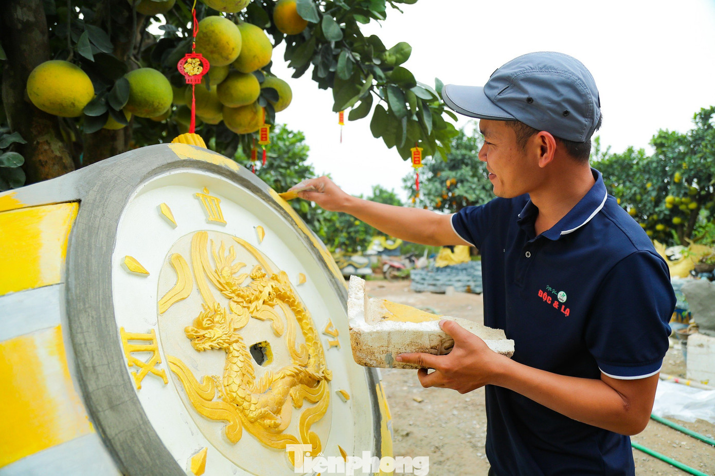 Để tạo ra những sản phẩm độc đáo này, những nghệ nhân làm vườn ở đây đã dày công sức mày mò sáng tạo cho ra những chậu cây bưởi cảnh độc đáo, khác lạ để có sức hấp dẫn đặc biệt với người chơi.
