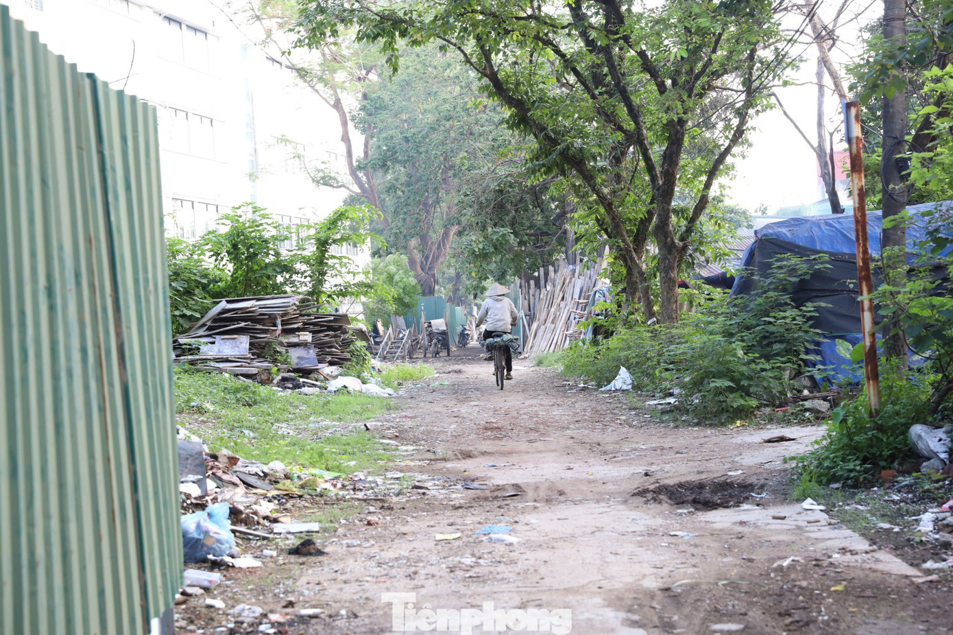 Ngõ 146 Định Công Hạ dài khoảng 400m đã xuống cấp nghiêm trọng, khiến việc đi lại của người dân gặp nhiều khó khăn.