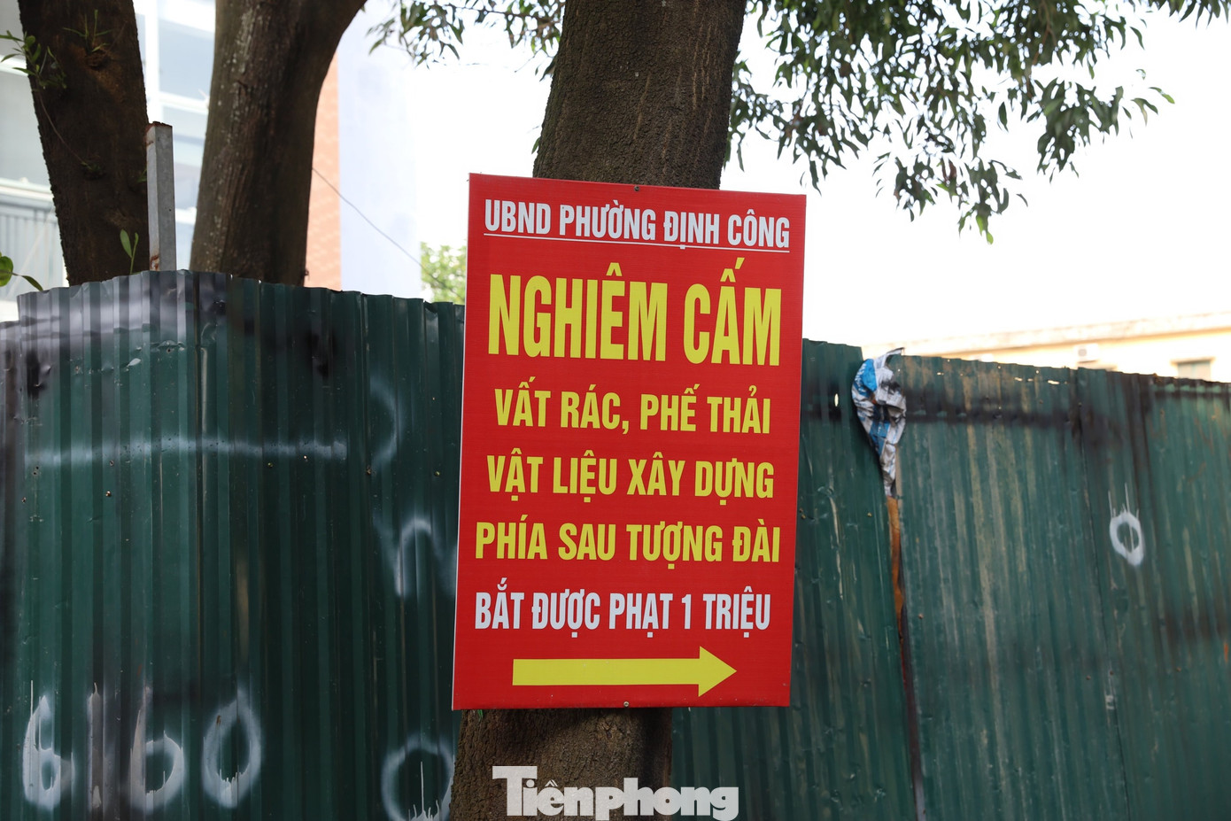 Từ nhiều năm nay, dù đã treo biển cấm kèm mức phạt 1 triệu đồng nhưng tại ngõ 146 phố Định Công Hạ (phường Định Công, Hà Nội) vẫn luôn "ngập" trong rác thải.