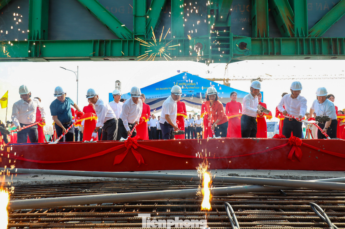 Sáng ngày 30/5, dự án cầu Vĩnh Tuy giai đoạn 2 (Vĩnh Tuy 2) đã chính thức tiến hành hợp long đoạn cầu chính vượt sông Hồng (khối hợp long cuối cùng - KN5, Trụ T21HL và T22HL). Đây là dấu mốc quan trọng đưa dự án vào giai đoạn nước rút, chuyển sang giai đoạn thi công, hoàn thiện để chuẩn bị thông xe trong đầu tháng 9/2023.