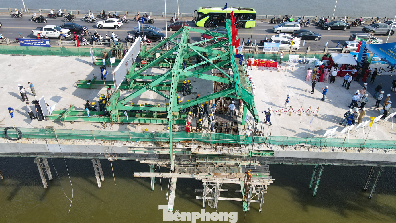 Đồng thời, tổ chức lại giao thông, lắp đặt dải phân cách biên, sơn kẻ tổ chức giao thông cầu Vĩnh Tuy - giai đoạn 1 để đồng bộ toàn bộ dự án xong trước ngày 10/10/2023.