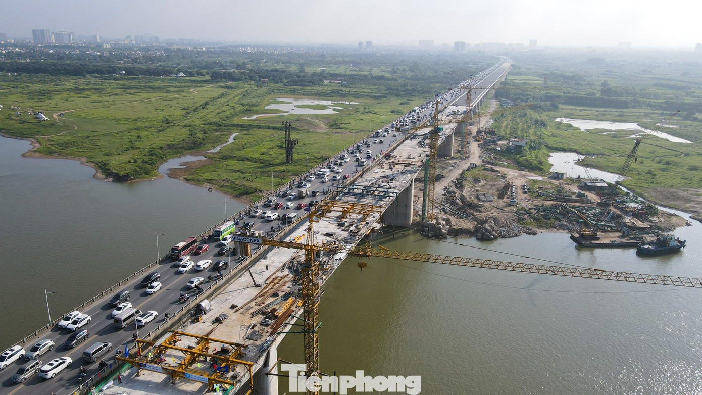 Cầu Vĩnh Tuy 2 được thiết kế với mặt cắt ngang rộng 19,3 m tương đương bốn làn xe (hai làn xe cơ giới, một làn xe buýt, một làn tổng hợp và dải đi bộ).