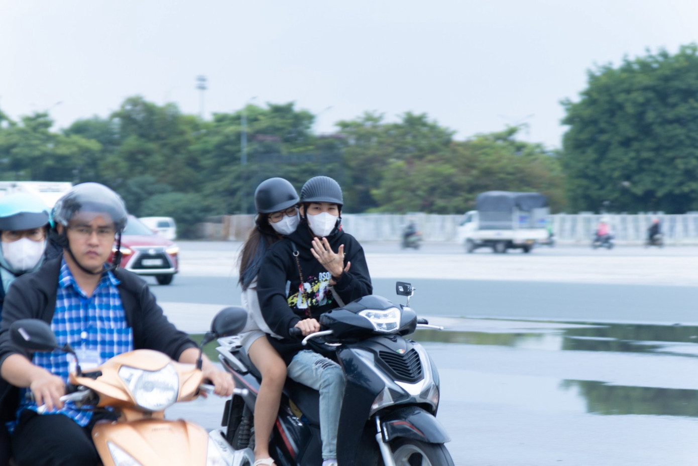 Theo Trung tâm Dự báo khí tượng thủy văn Quốc gia, Hà Nội hôm nay nhiều mây, sáng có lúc có mưa, gió đông bắc cấp 2-3. Đêm trời lạnh. Nhiệt độ thấp nhất 21-23 độ. Nhiệt độ cao nhất 25-27 độ C.