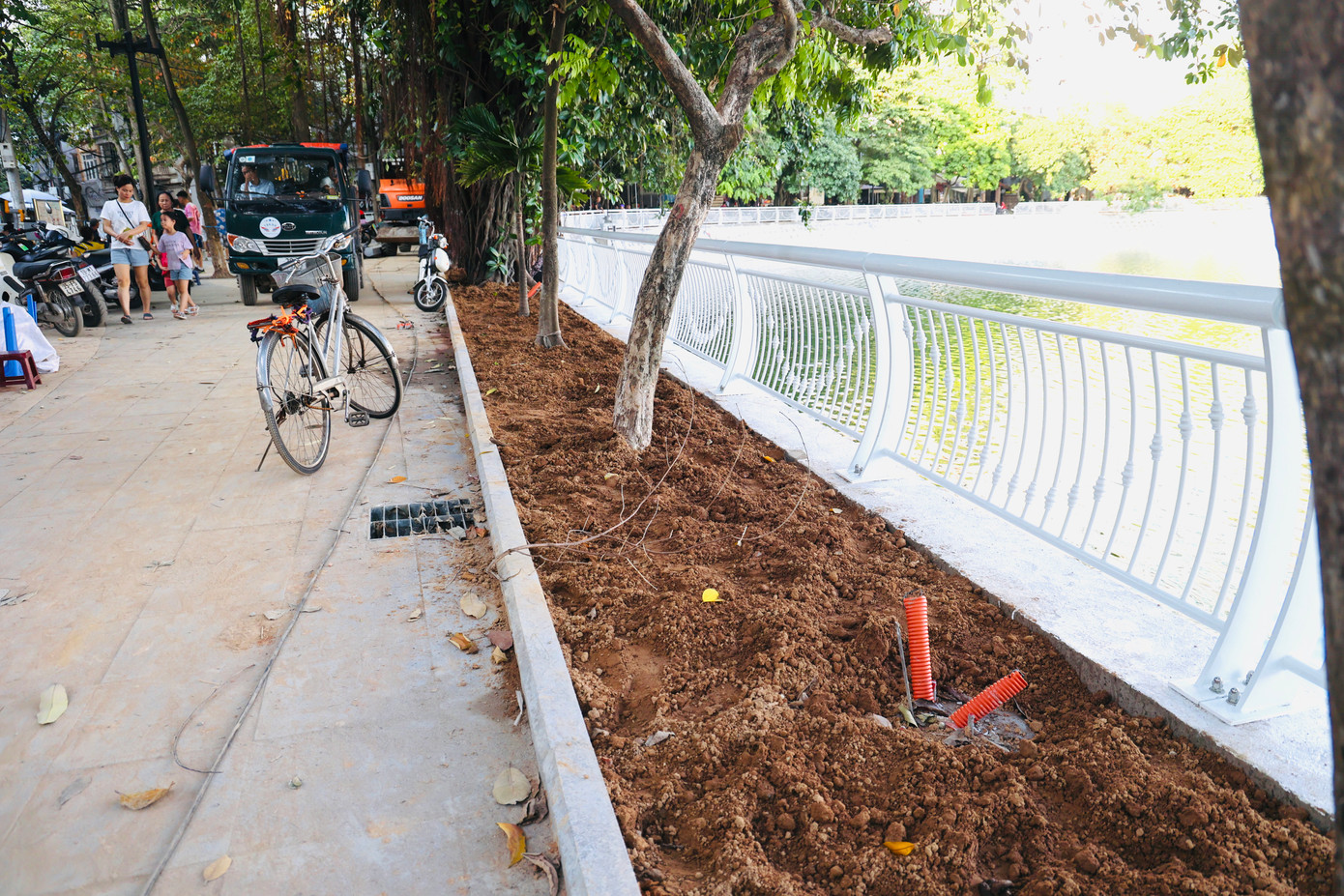 Hiện tại 3/4 diện tích của hồ đã được lắp đặt xong hệ thống lan can để đảm bảo an toàn cho người dân đi tập thể dục và dạo chơi.