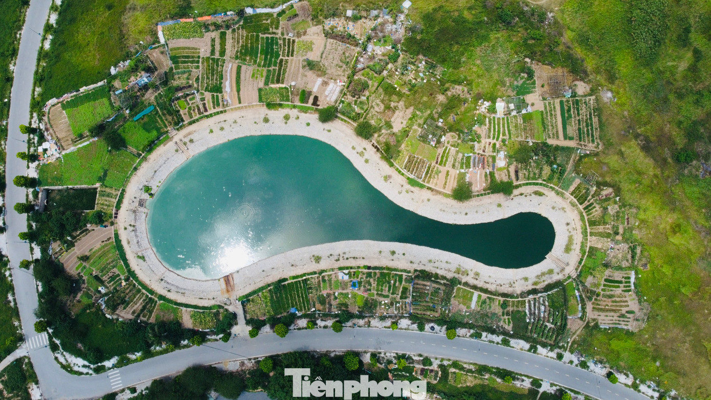 Tuy nhiên, ghi nhận thực tế cho thấy hiện công viên Chu Văn An mới chỉ làm xong phần tường bao xác định ranh giới và một số hạng mục đường bộ.